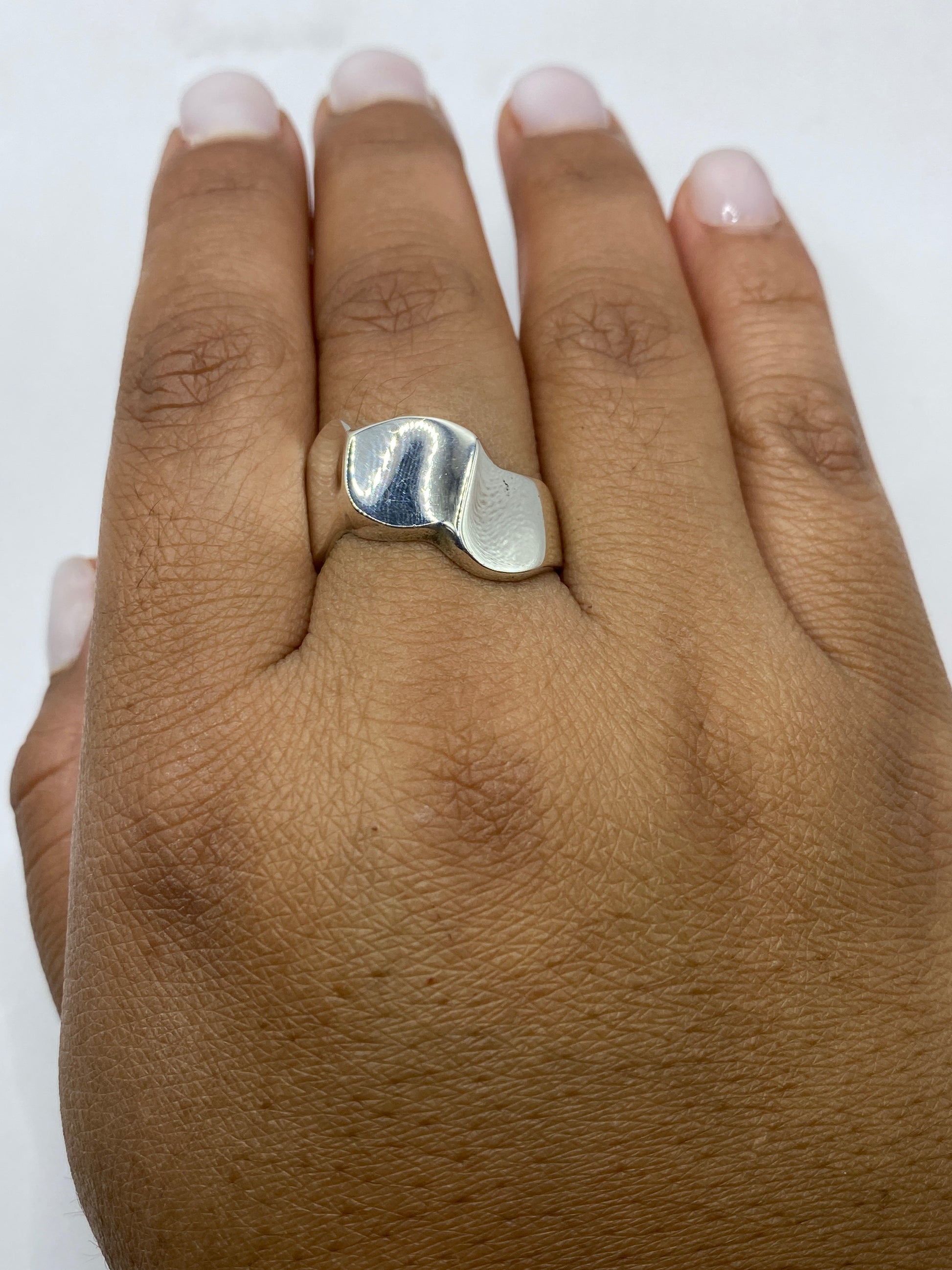 Anillo de plata de 7.5 gramos sobre báscula mostrando peso y autenticidad