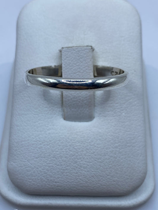 Anillo de plata banda lisa pulida en talla 12, vista frontal en estuche blanco