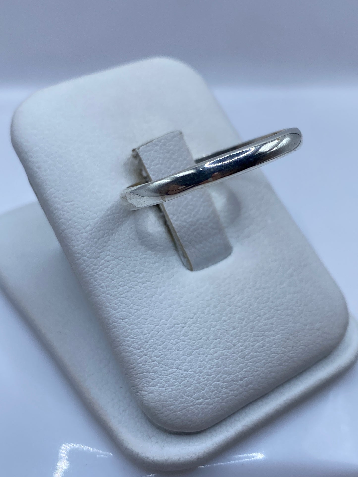 Lateral del anillo minimalista en plata .925 mostrando el perfil redondeado