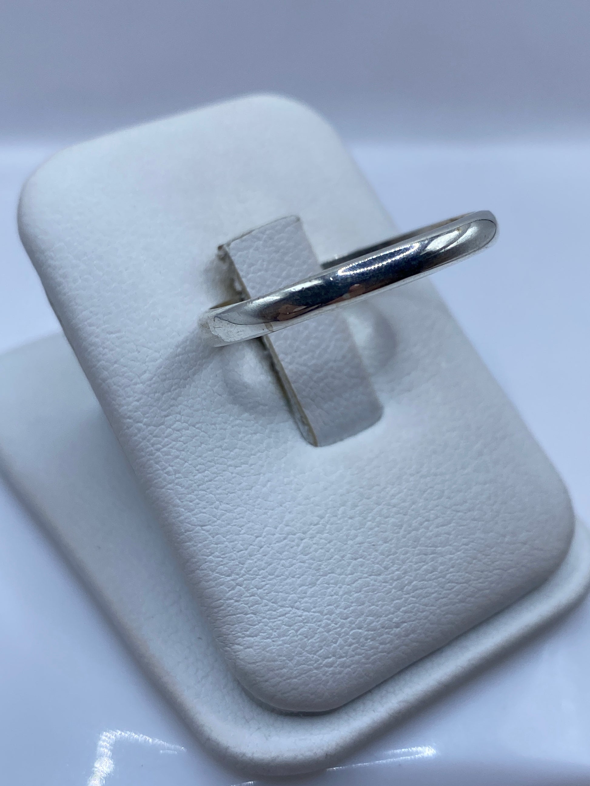 Lateral del anillo minimalista en plata .925 mostrando el perfil redondeado