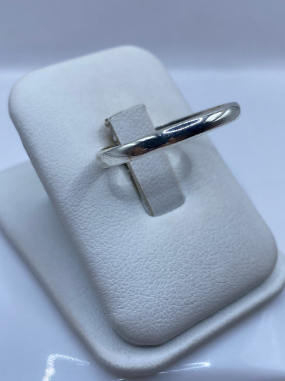 Lateral del anillo minimalista en plata .925 mostrando el perfil redondeado