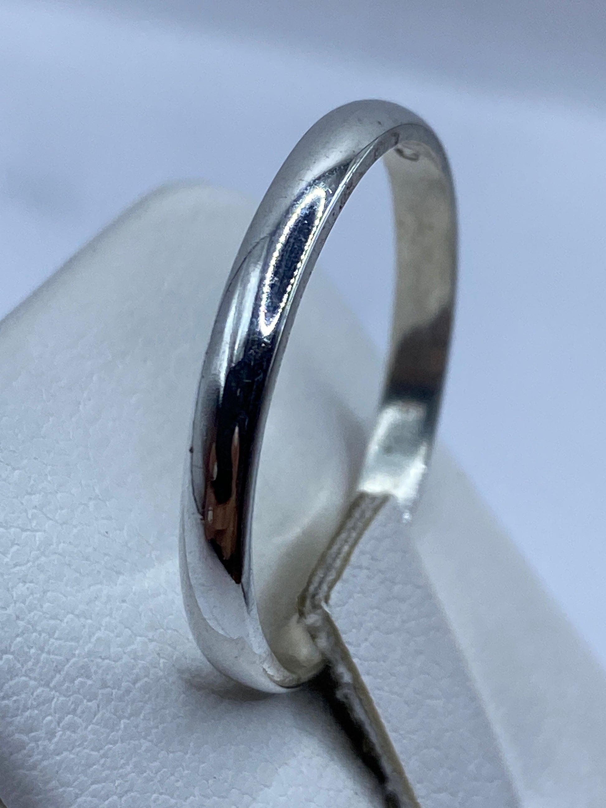 Anillo de banda lisa en dedo, brillo espejo de la plata auténtica