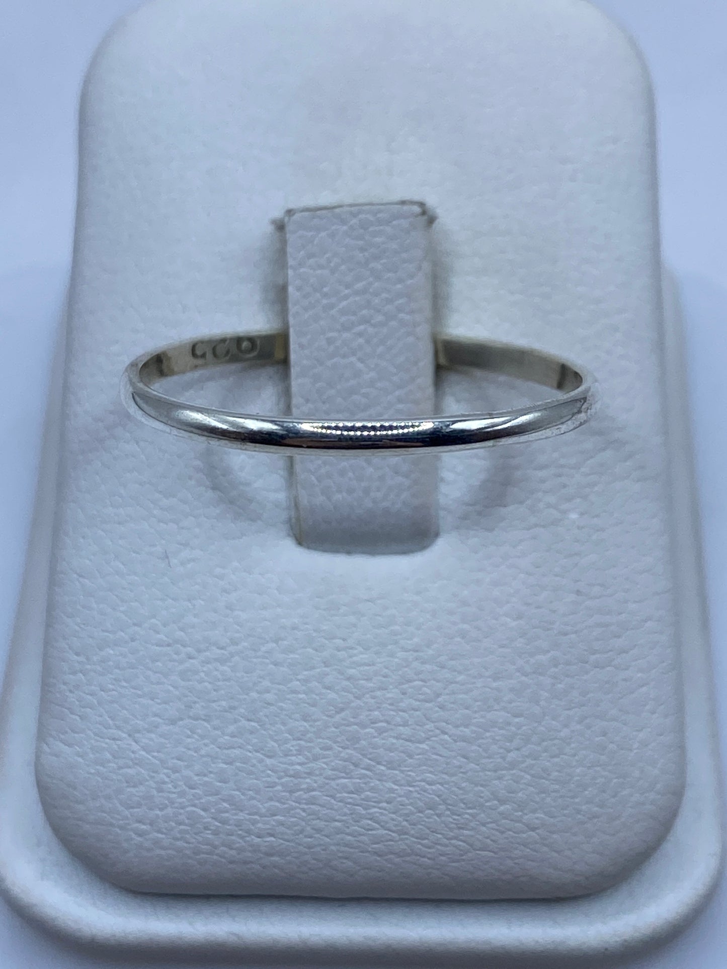 Anillo banda minimalista de plata .925 pulido en presentación de joyería