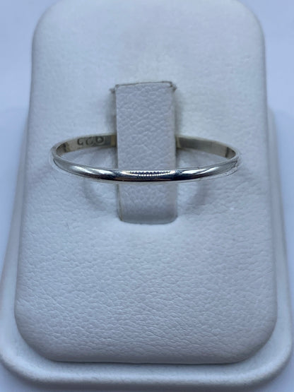 Anillo banda minimalista de plata .925 pulido en presentación de joyería
