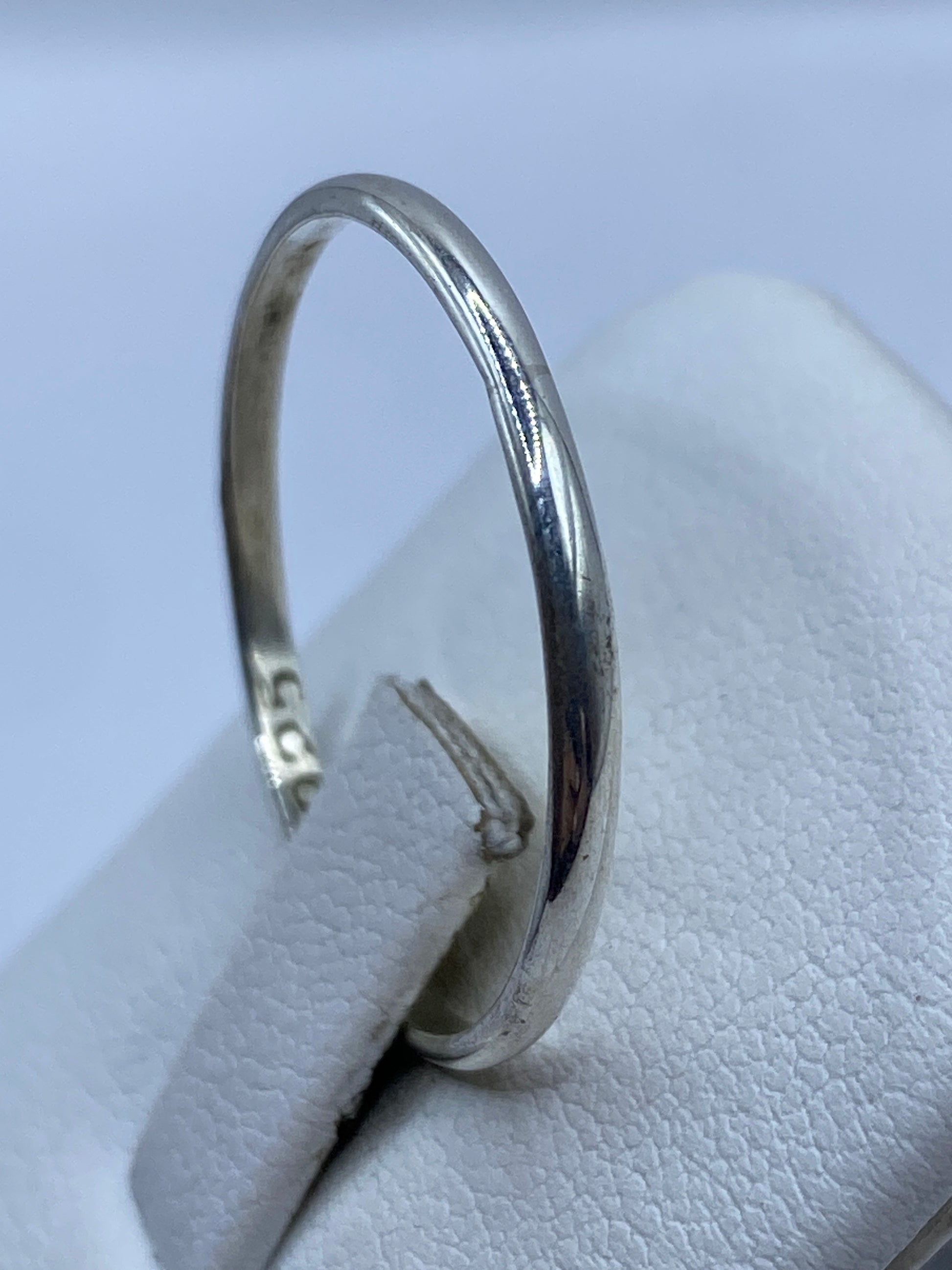 Anillo banda puesto en dedo mostrando comodidad y versatilidad