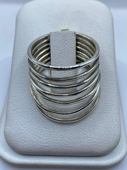 Anillo apilable de plata .925 en banda lisa, vista frontal