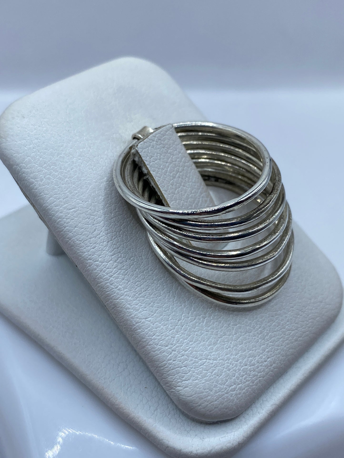 Detalle del pulido brillante del anillo apilable en plata
