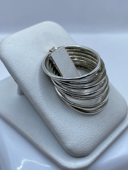 Detalle del pulido brillante del anillo apilable en plata