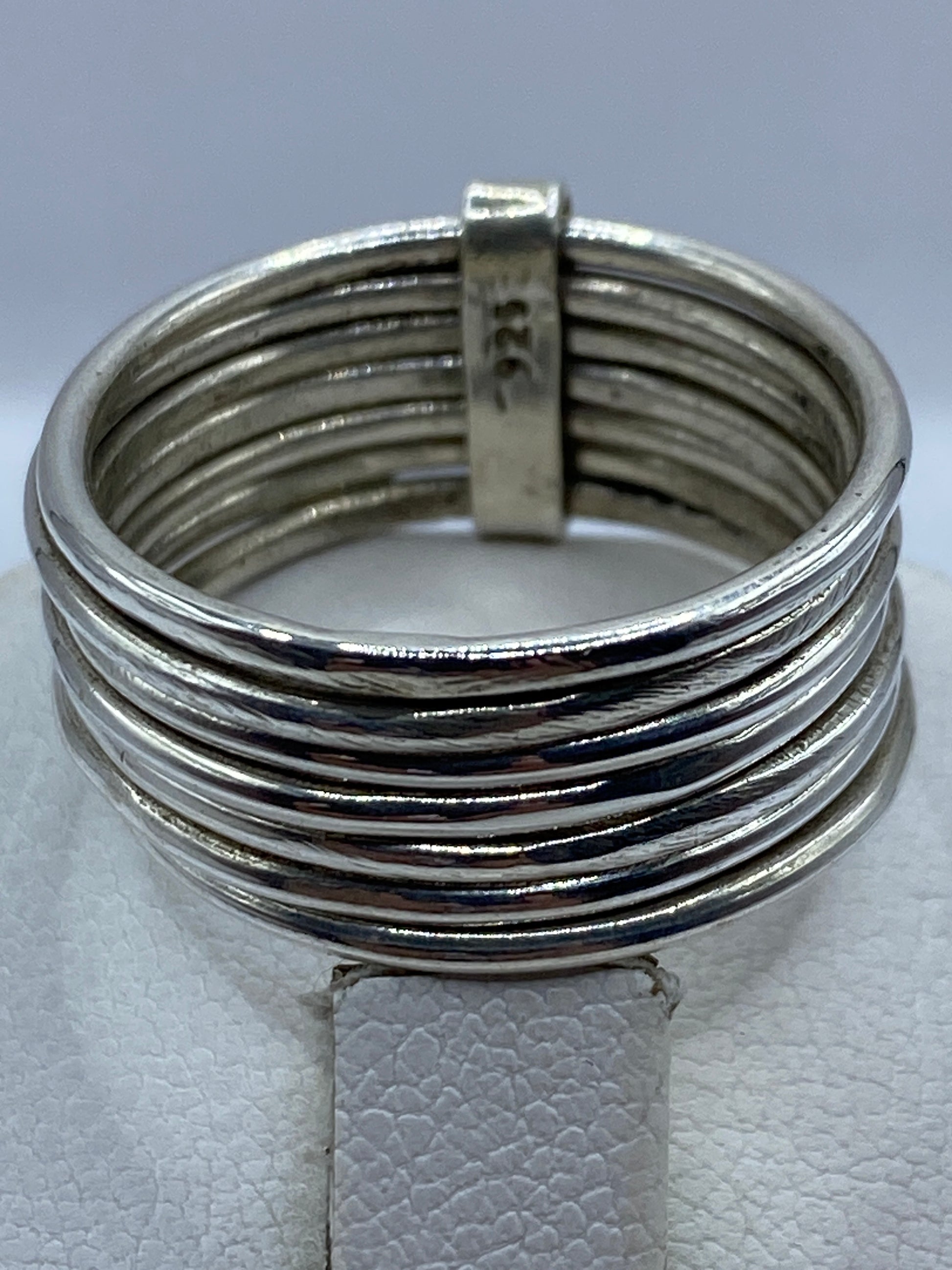 Anillo apilable puesto en el dedo, mostrando comodidad y presencia