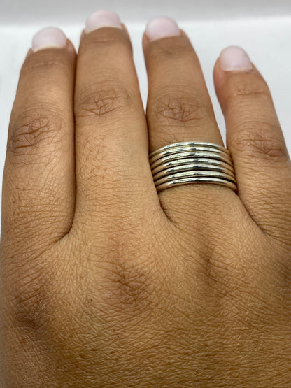 Anillo apilable mostrando el sello .925 MEXICO en la banda