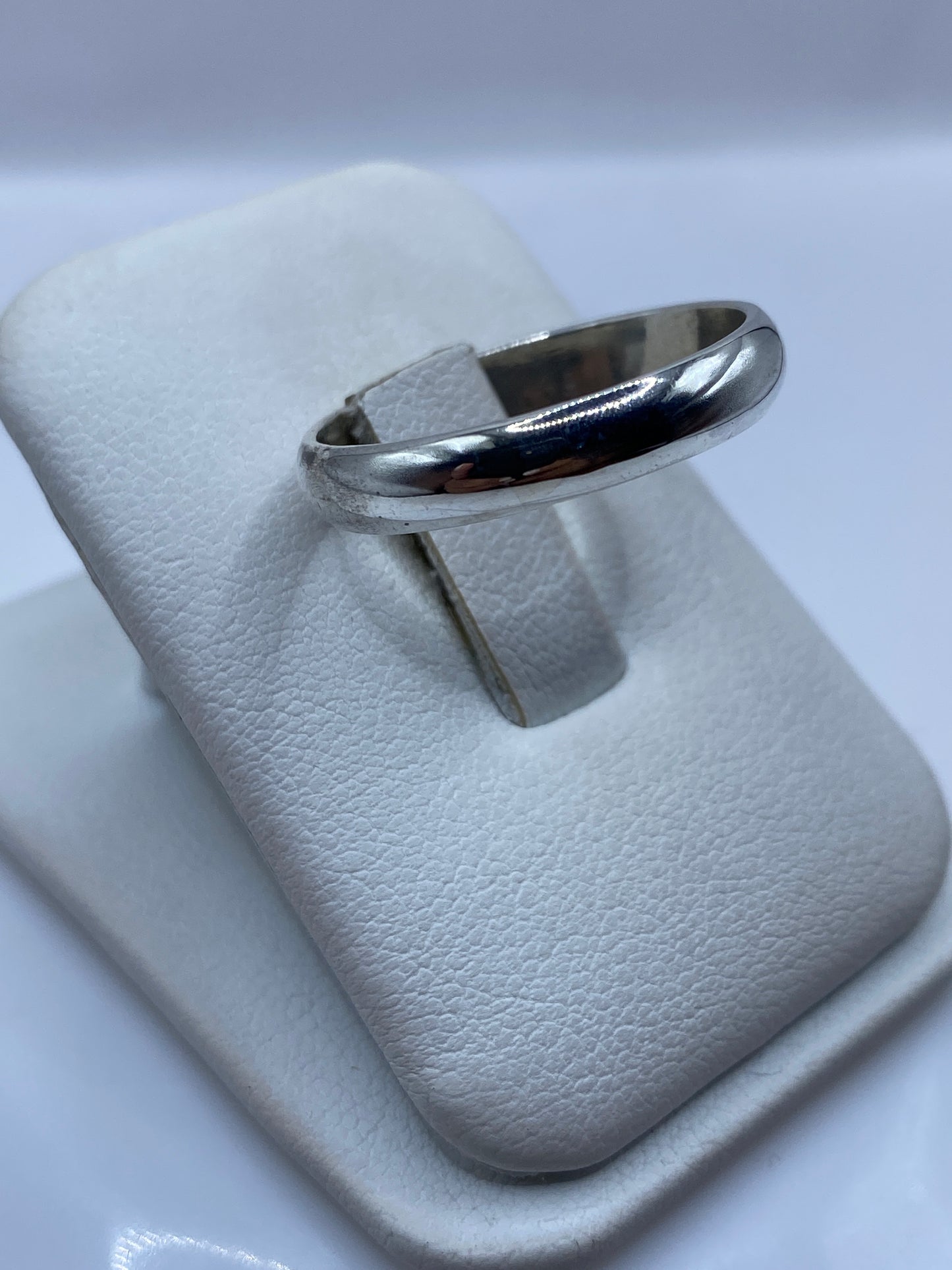 Vista lateral del anillo unisex mostrando el pulido uniforme de 4 mm de ancho