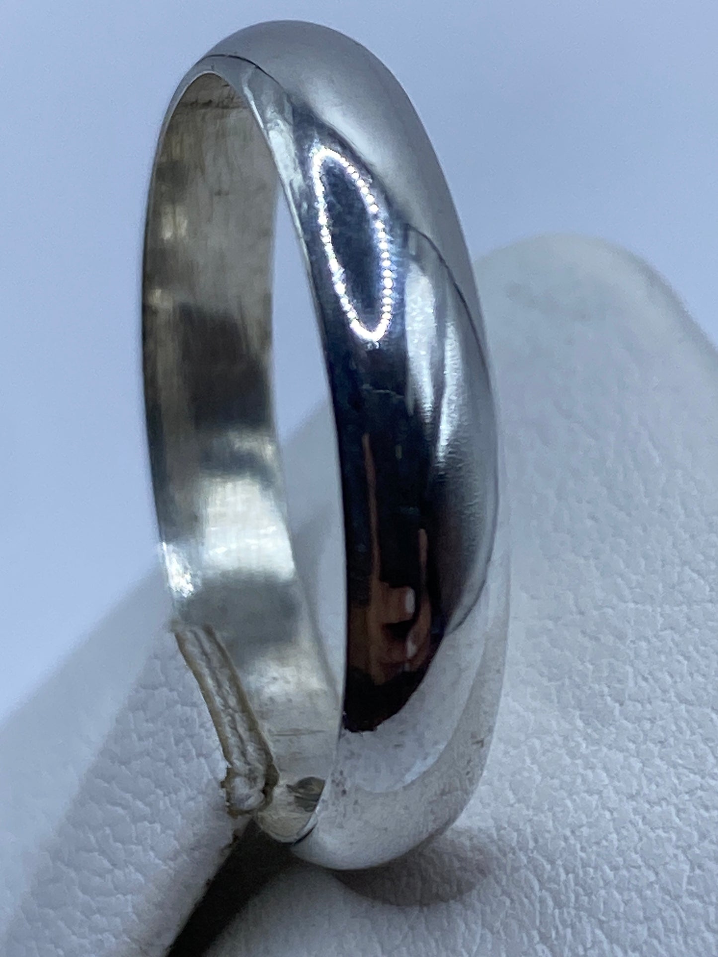 Anillo de plata en dedo mostrando comodidad de uso diario