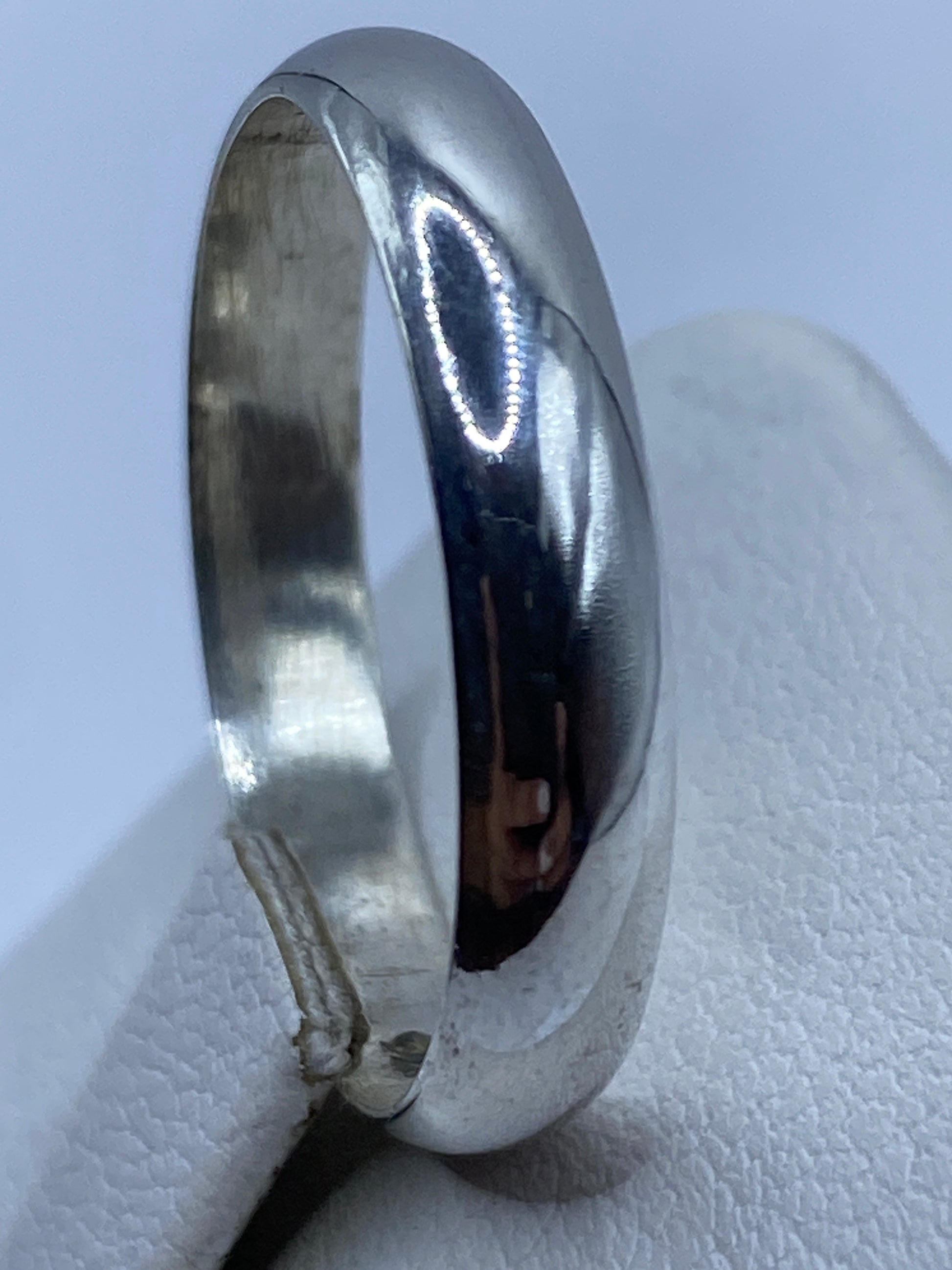 Anillo de plata en dedo mostrando comodidad de uso diario