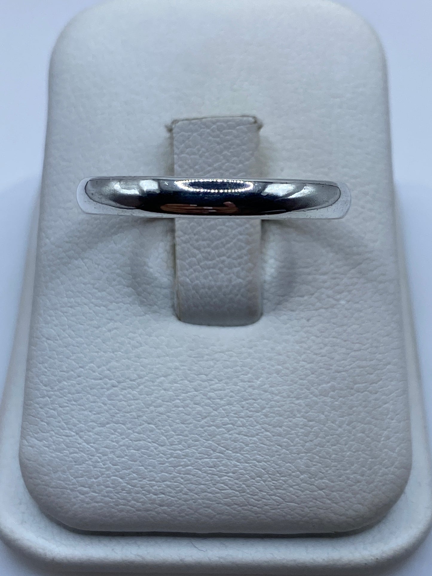 Anillo banda de plata .925 liso sobre cojín blanco, vista frontal