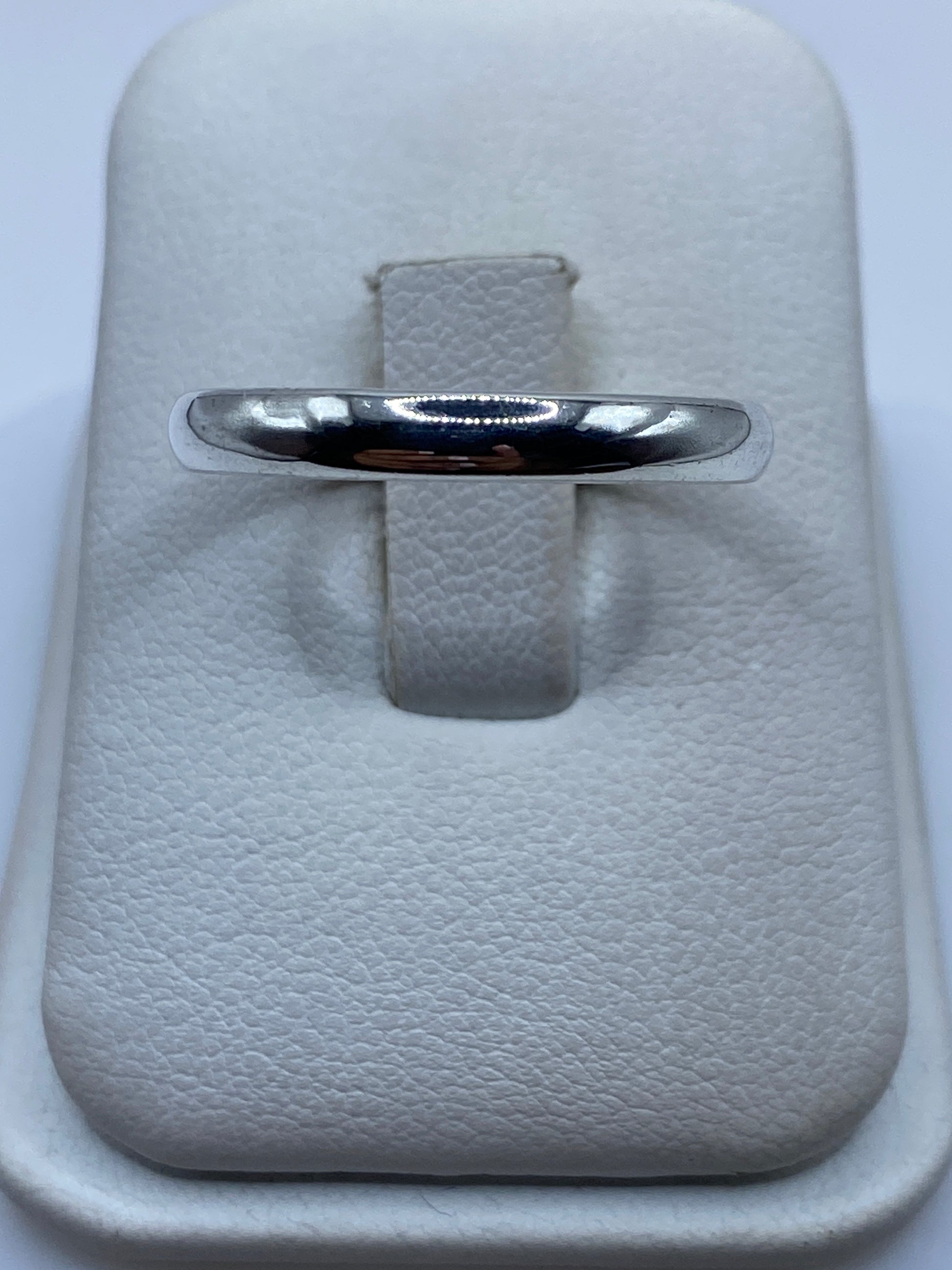 Anillo banda de plata .925 liso sobre cojín blanco, vista frontal