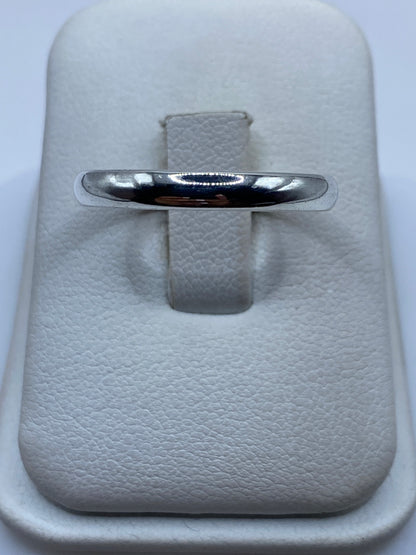 Anillo banda de plata .925 liso sobre cojín blanco, vista frontal