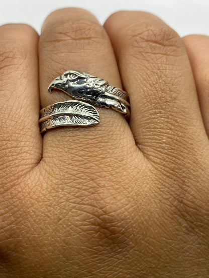 Anillo en la mano mostrando el peso y la presencia de la pieza en plata maciza