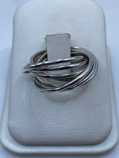 Anillo de plata con bandas entrelazadas visto desde arriba en estuche blanco