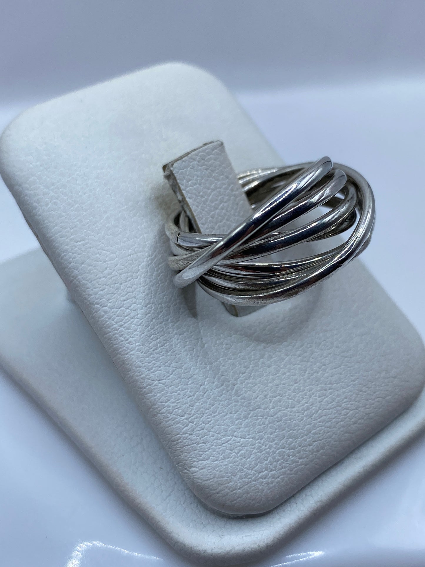 Detalle del diseño de bandas entrelazadas en plata .925 pulida