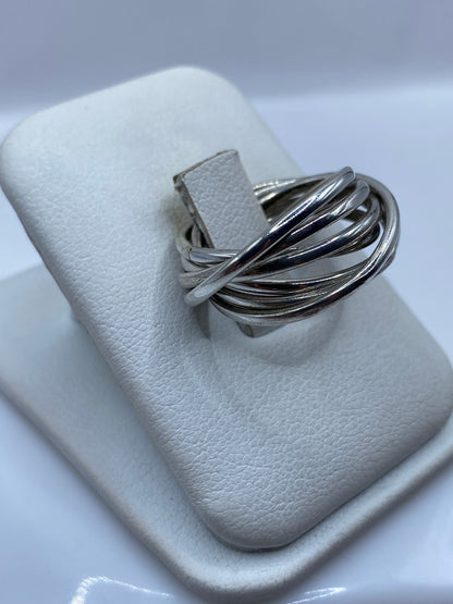 Detalle del diseño de bandas entrelazadas en plata .925 pulida