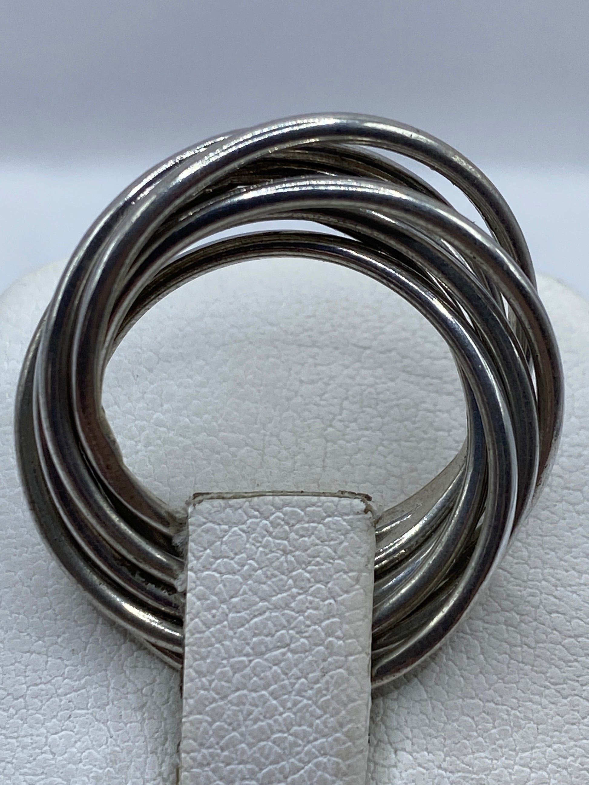 Anillo minimalista en la mano mostrando el movimiento de las bandas