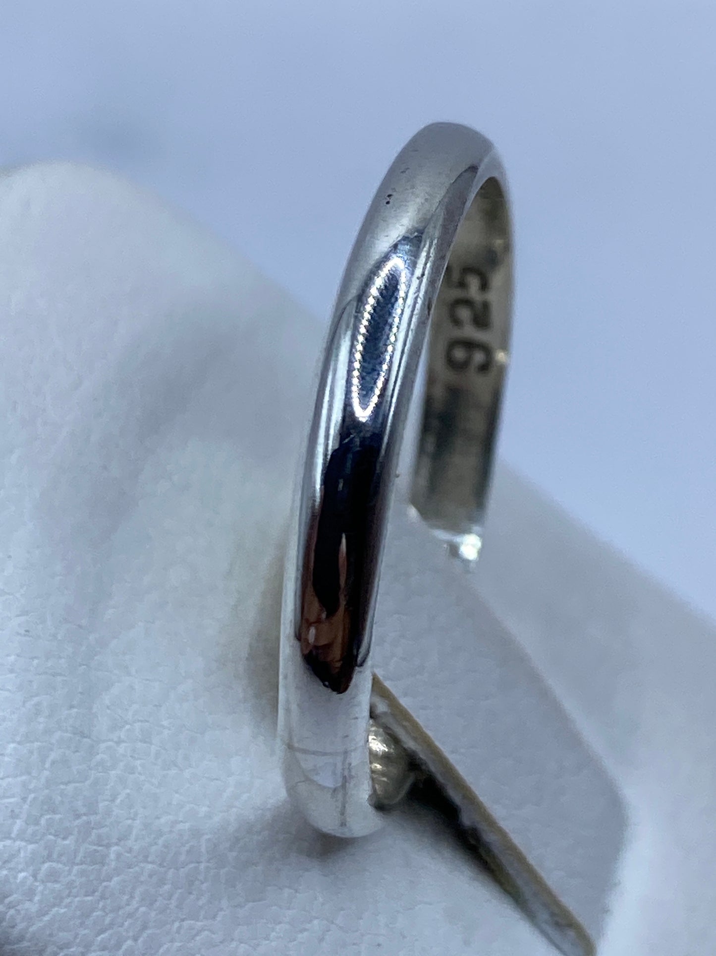 Detalle del anillo pulido mostrando el brillo espejo de la plata .925