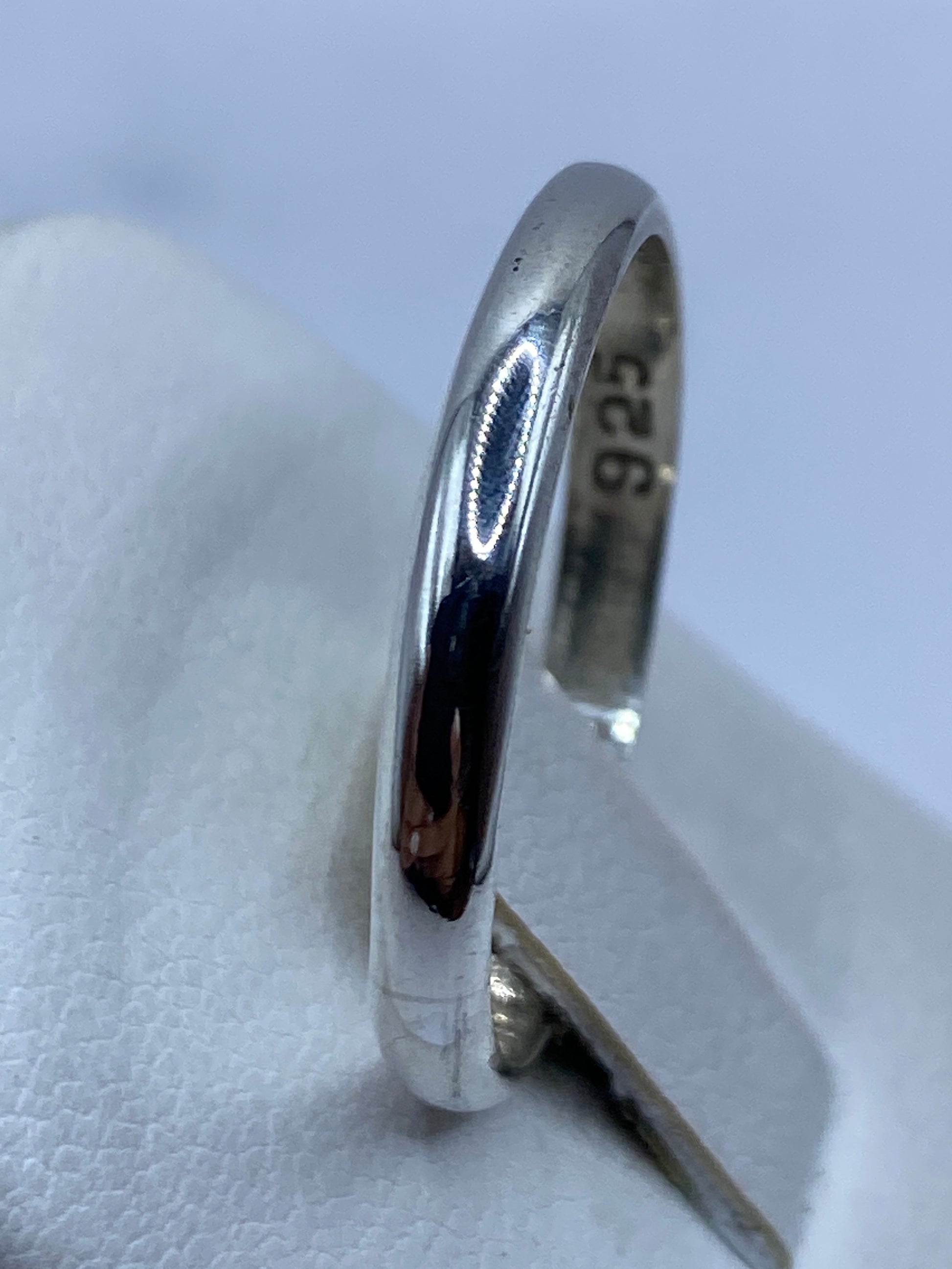 Detalle del anillo pulido mostrando el brillo espejo de la plata .925