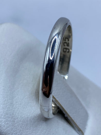 Detalle del anillo pulido mostrando el brillo espejo de la plata .925