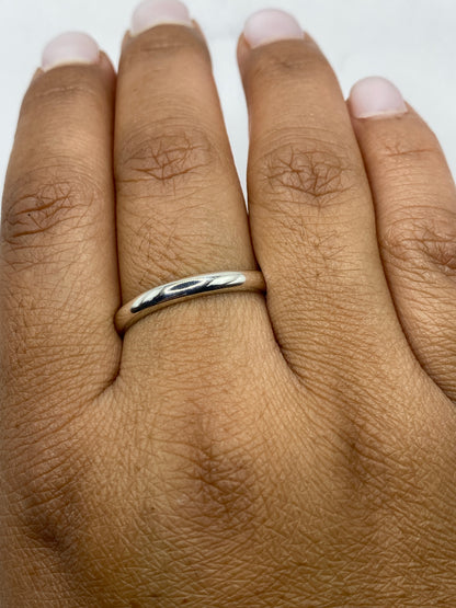 Anillo banda sobre escala con sello .925 visible en el interior