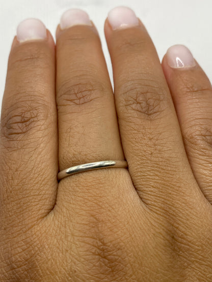 Anillo de plata solitario sobre fondo blanco