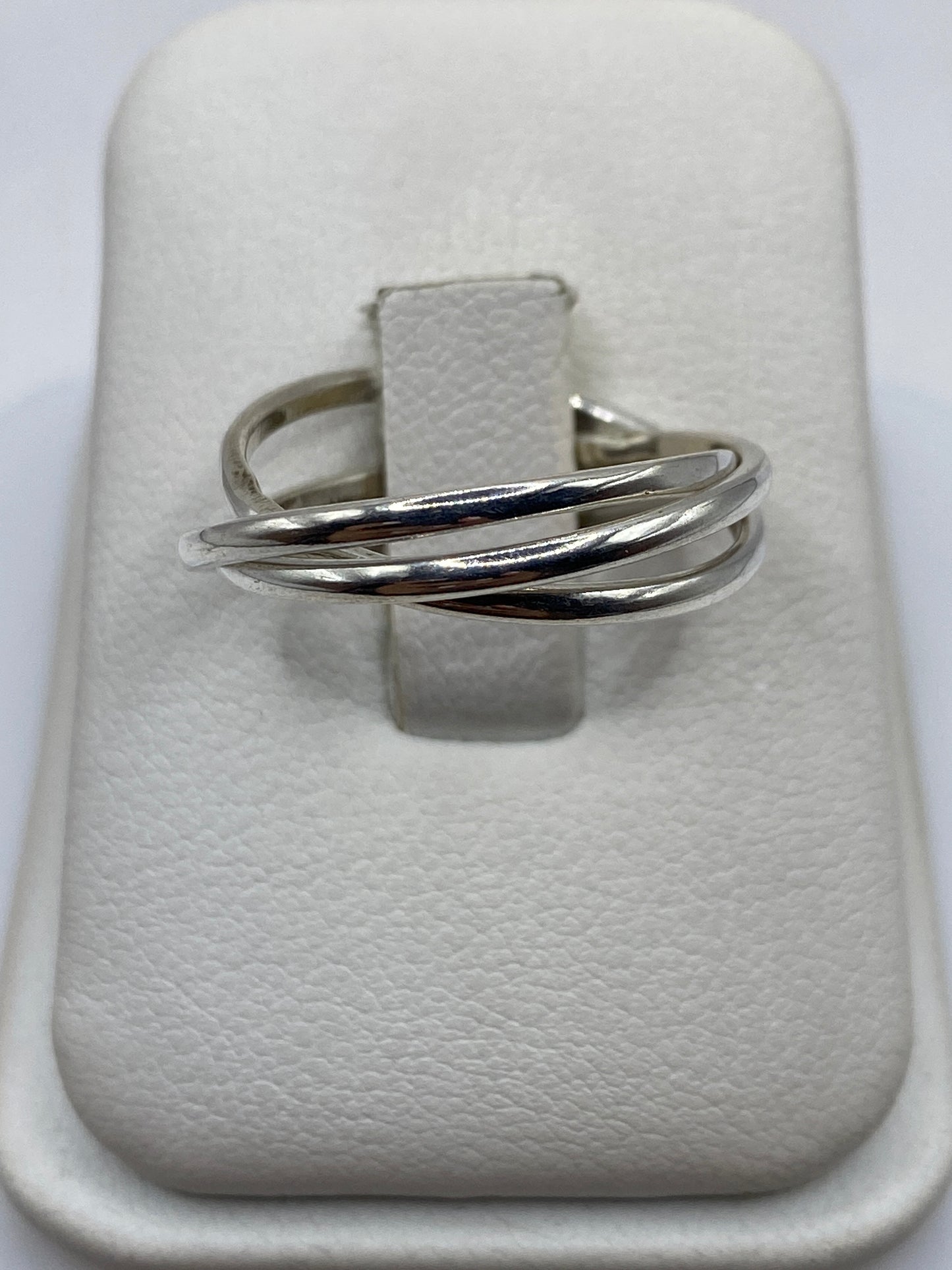 Anillo de plata .925 con tres bandas entrelazadas visto de frente