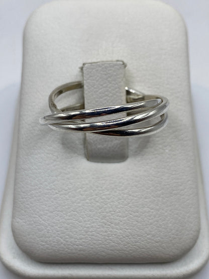 Anillo de plata .925 con tres bandas entrelazadas visto de frente