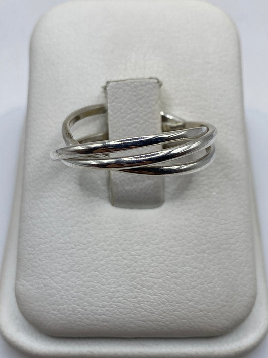 Anillo de plata .925 con tres bandas entrelazadas visto de frente