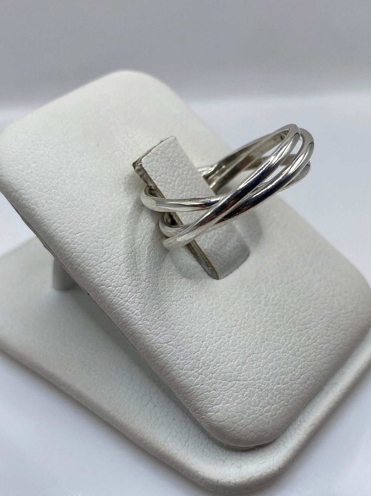 Detalle lateral del anillo minimalista mostrando el acabado pulido