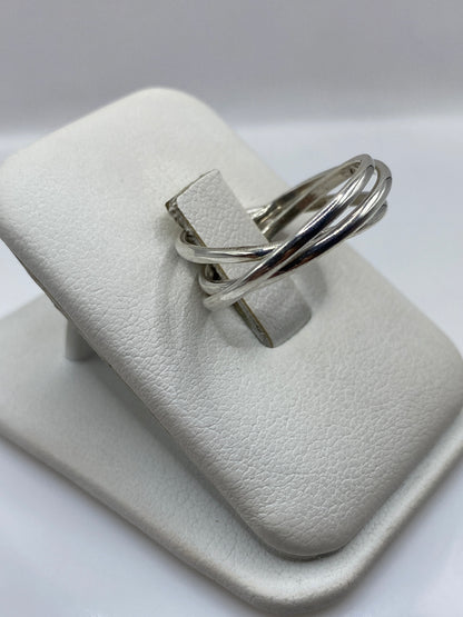 Detalle lateral del anillo minimalista mostrando el acabado pulido