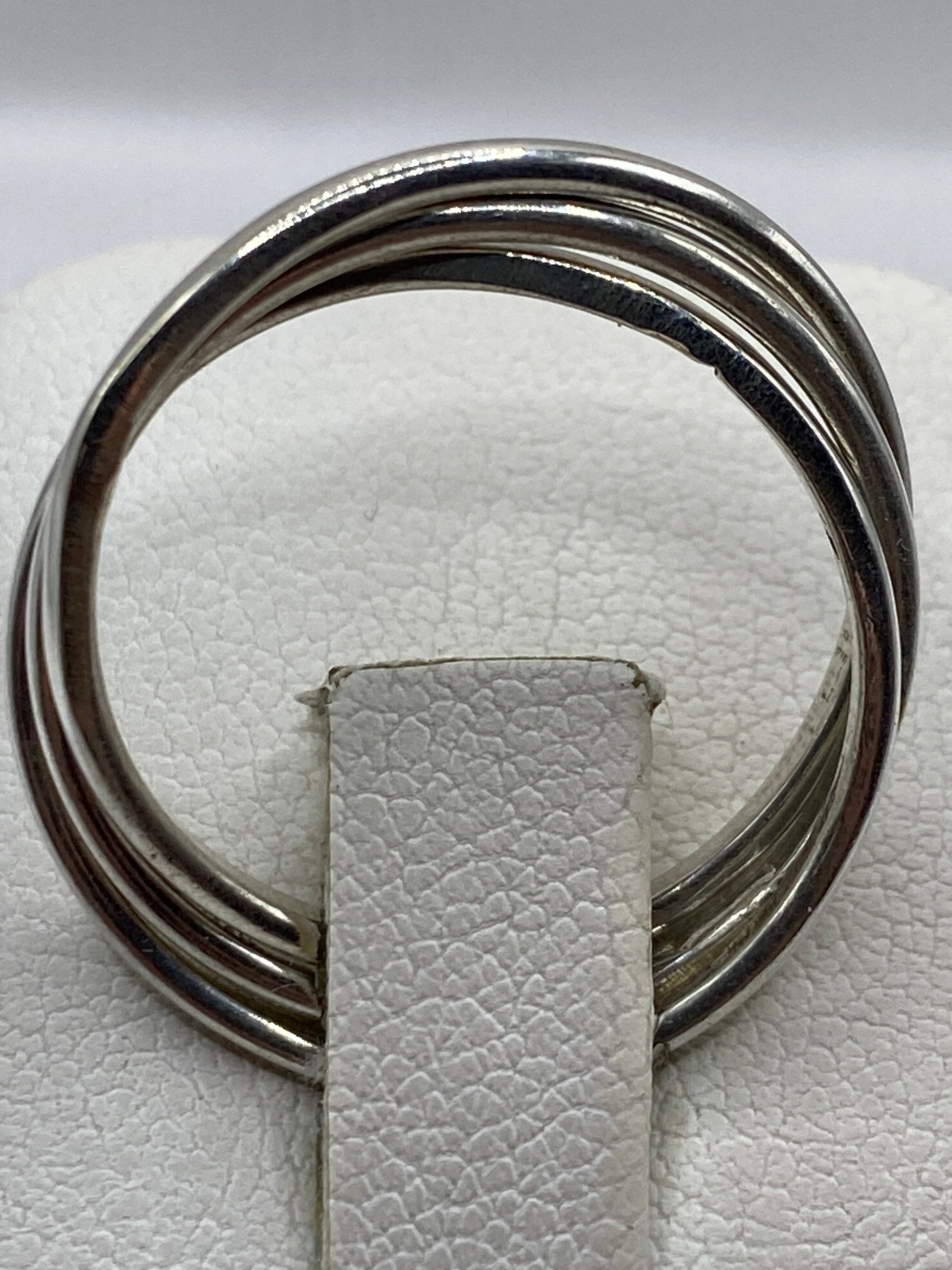 Anillo de tres bandas puesto en mano, dinámica de diseño visible