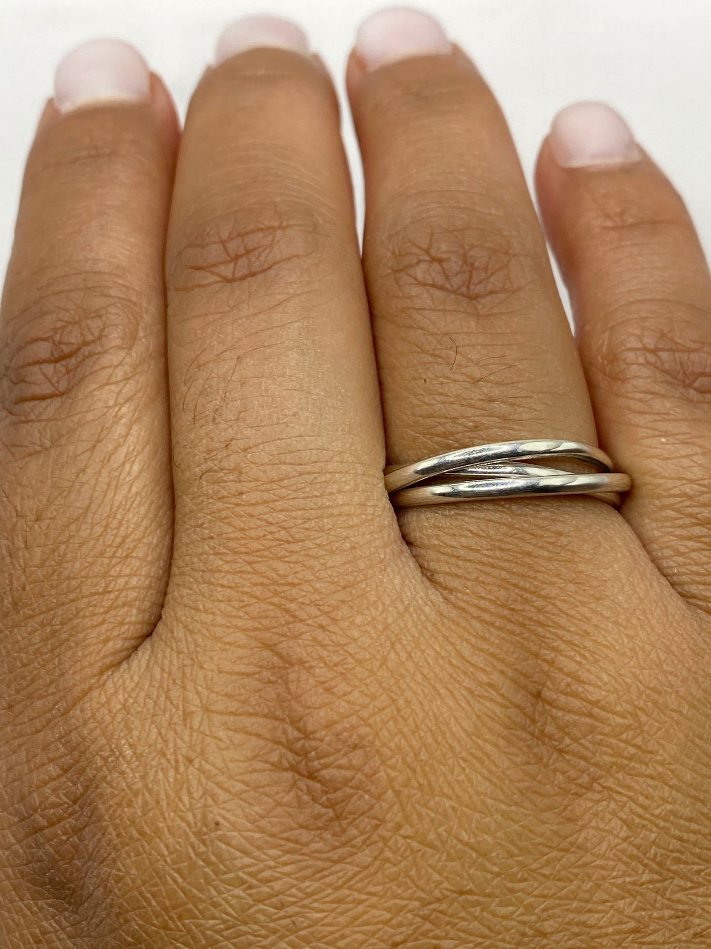 Anillo sobre fondo gris mostrando la geometría de las bandas entrelazadas