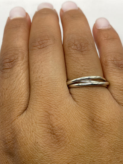 Anillo sobre fondo gris mostrando la geometría de las bandas entrelazadas