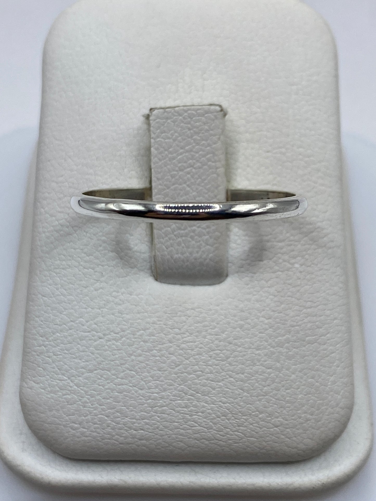 Anillo de plata banda lisa pulida en caja blanca de presentación