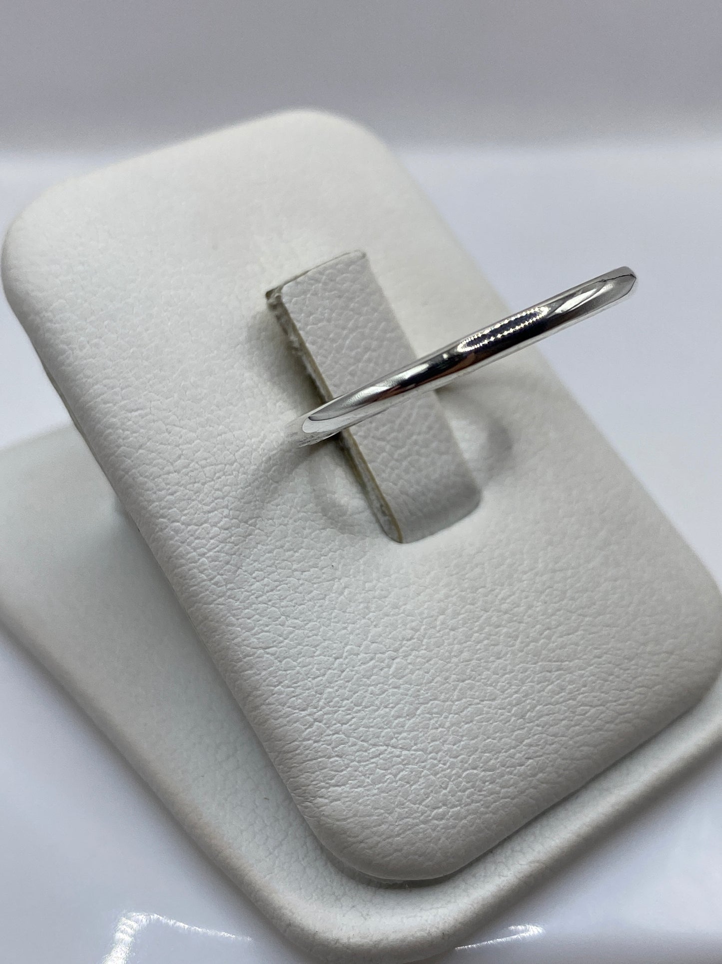 Vista lateral del anillo minimalista en plata .925 mostrando el pulido espejo