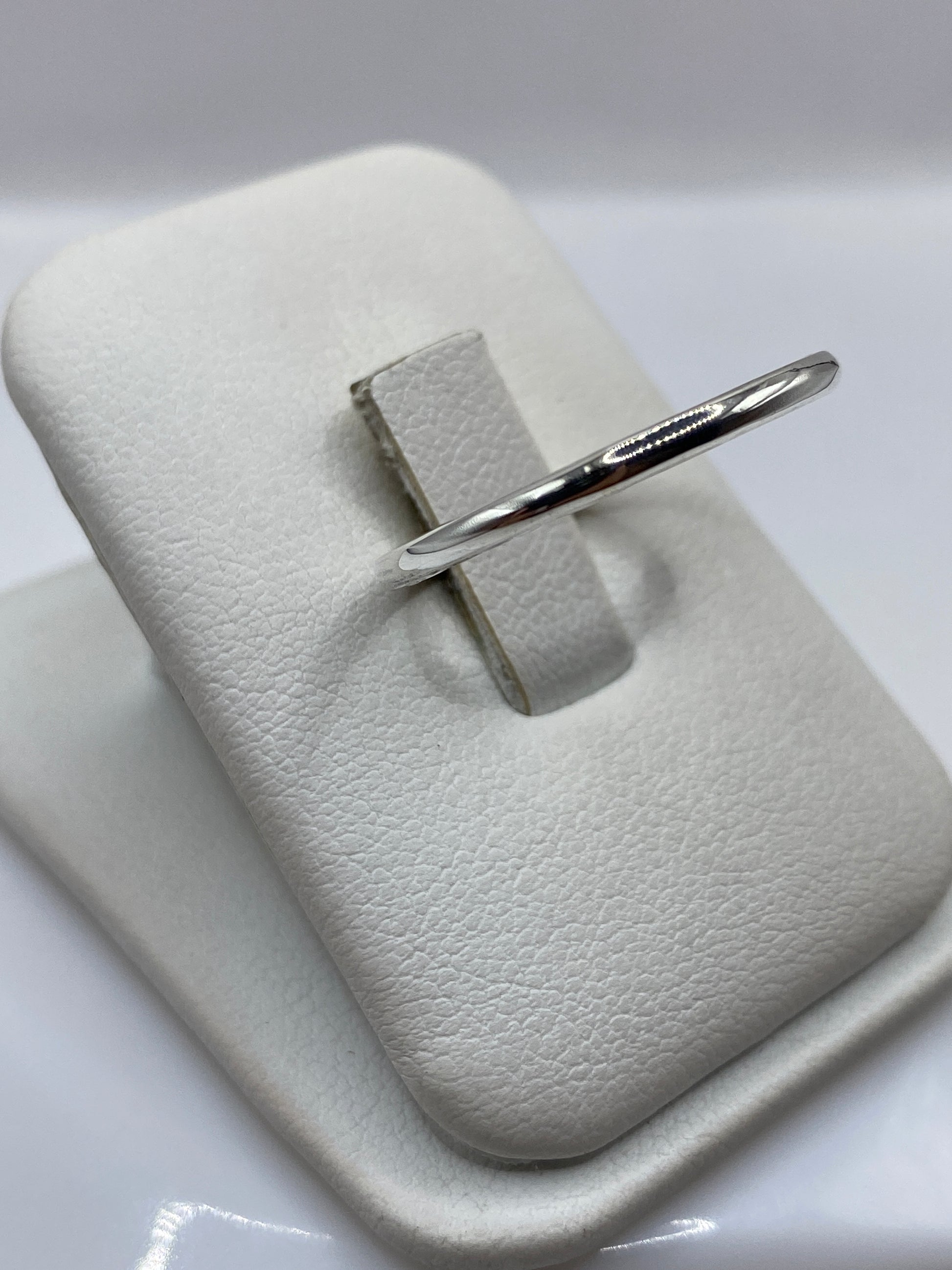 Vista lateral del anillo minimalista en plata .925 mostrando el pulido espejo