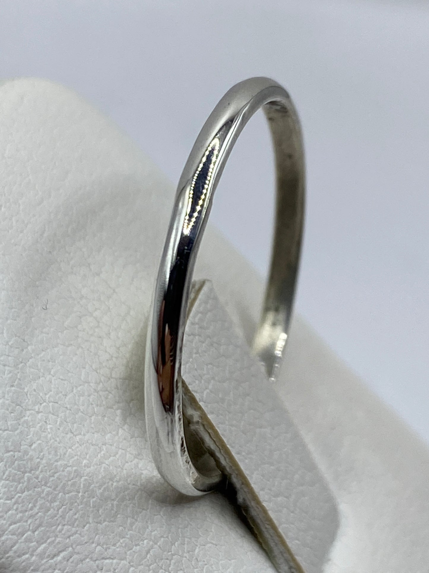 Anillo plata banda lisa puesto en dedo, demostrando elegancia discreta