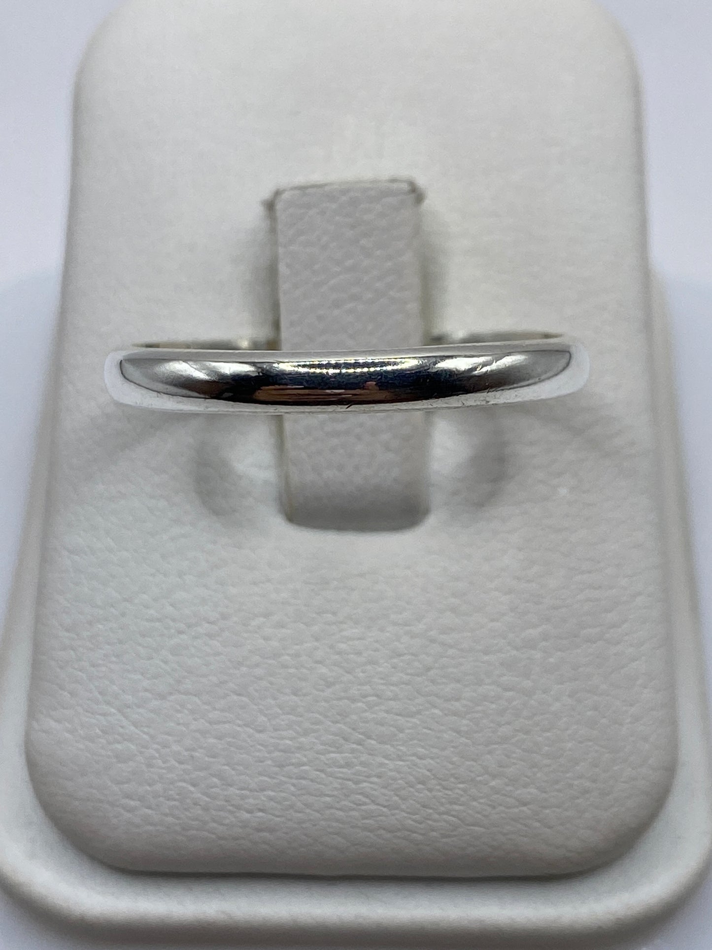 Anillo de plata .925 banda lisa minimalista en estuche blanco de presentación