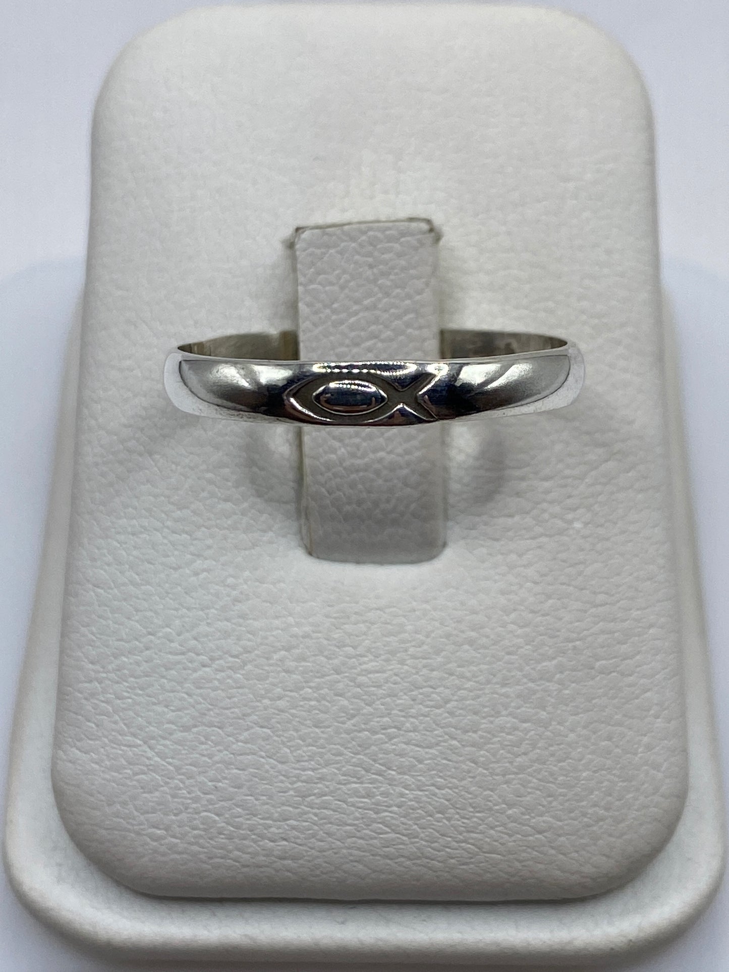 Anillo de plata minimalista con banda pulida en talla 10, exhibido en estuche blanco