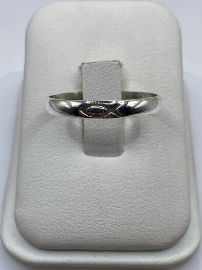 Anillo de plata minimalista con banda pulida en talla 10, exhibido en estuche blanco