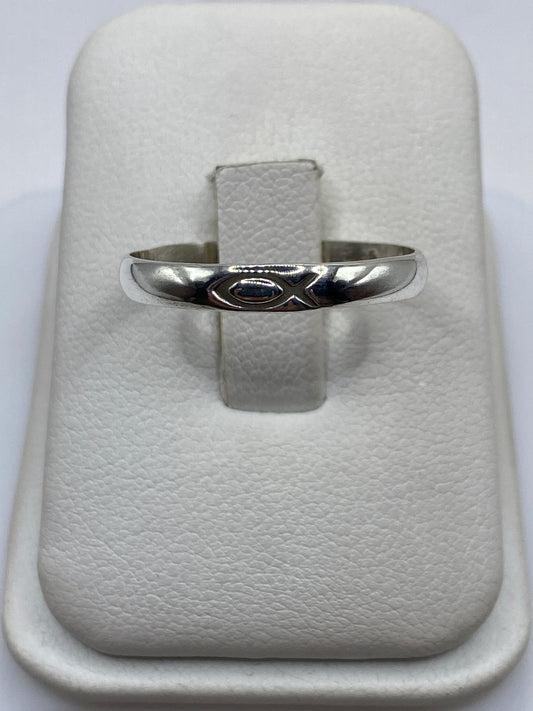 Anillo de plata minimalista con banda pulida en talla 10, exhibido en estuche blanco