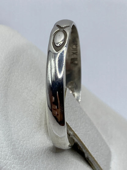 Anillo minimalista de plata en la mano de una persona mostrando el brillo