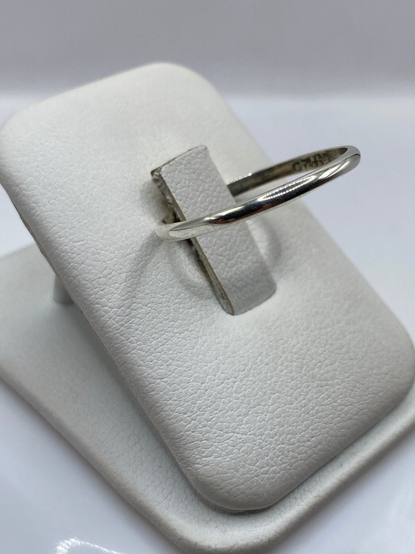Vista lateral del anillo minimalista mostrando el perfil liso y elegante