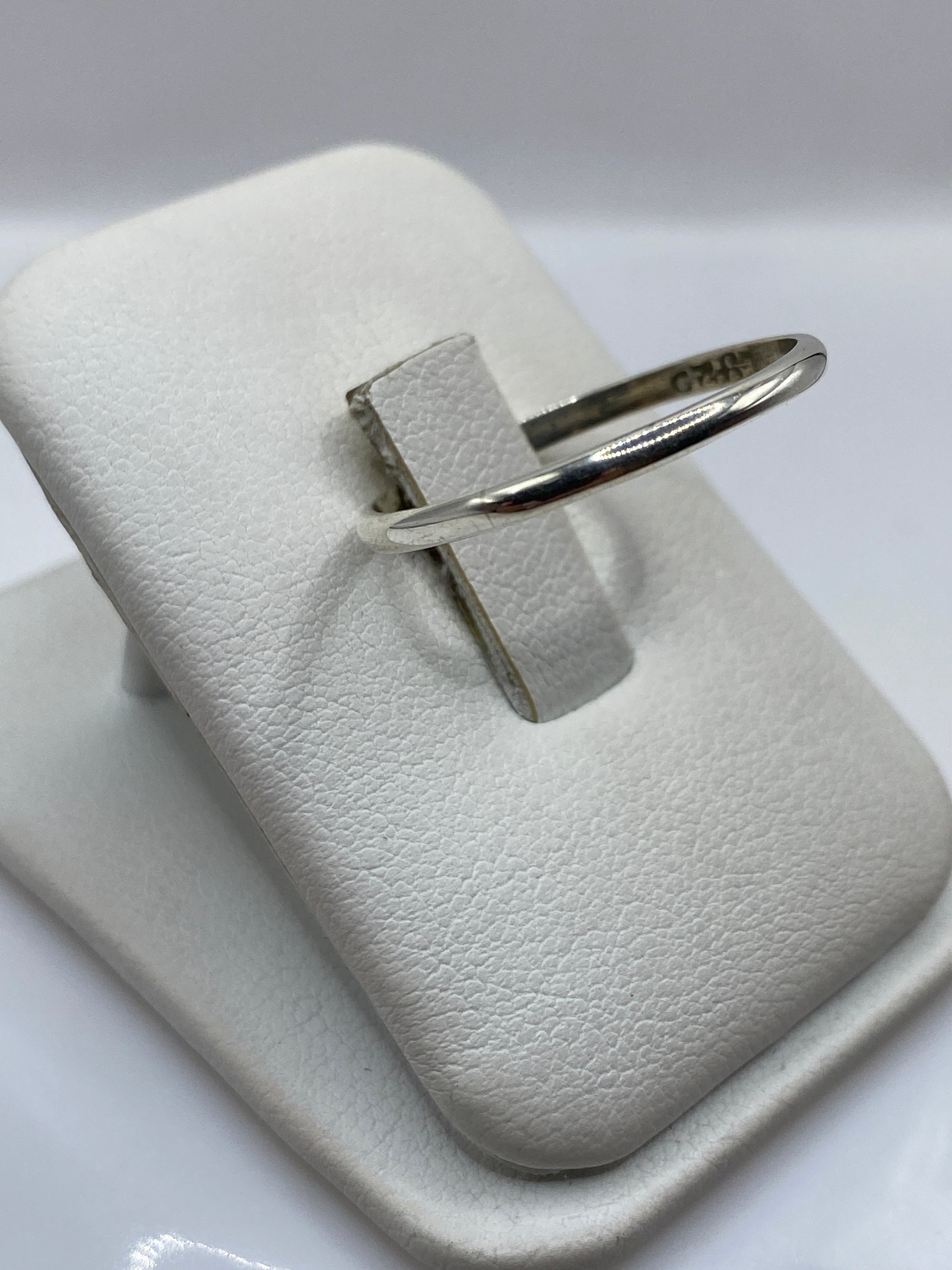 Vista lateral del anillo minimalista mostrando el perfil liso y elegante