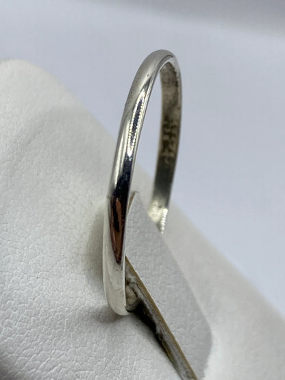 Anillo en el dedo mostrando el tamaño proporcional y comodidad de la banda